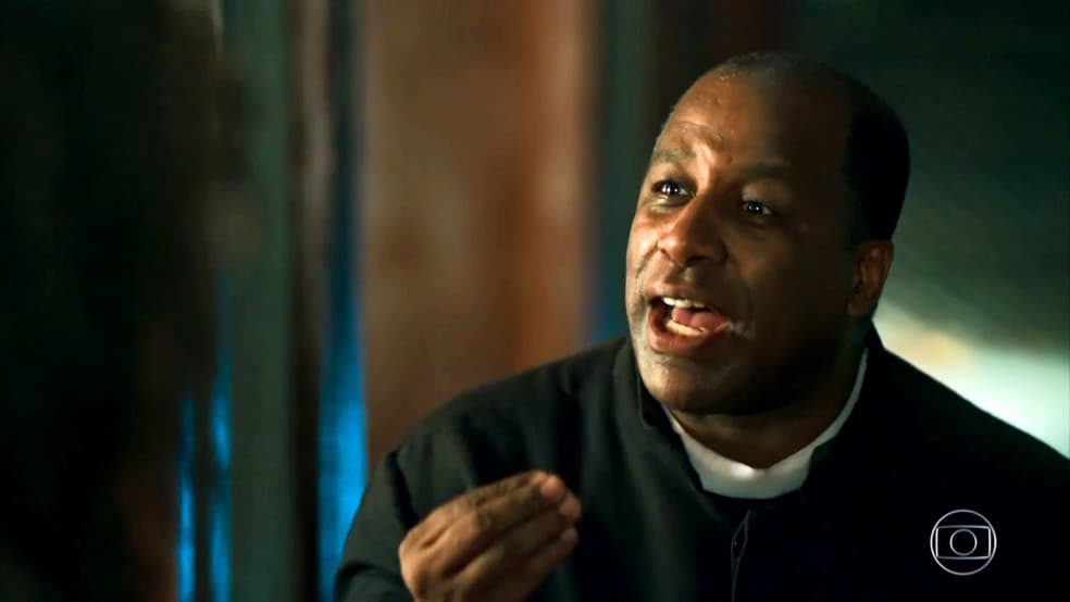 Padre Ramiro (Ailton Graça) em O Sétimo Guardião (Foto: Reprodução/Globo) Padre Ramiro (Ailton Graça) em O Sétimo Guardião (Foto: Reprodução/Globo)