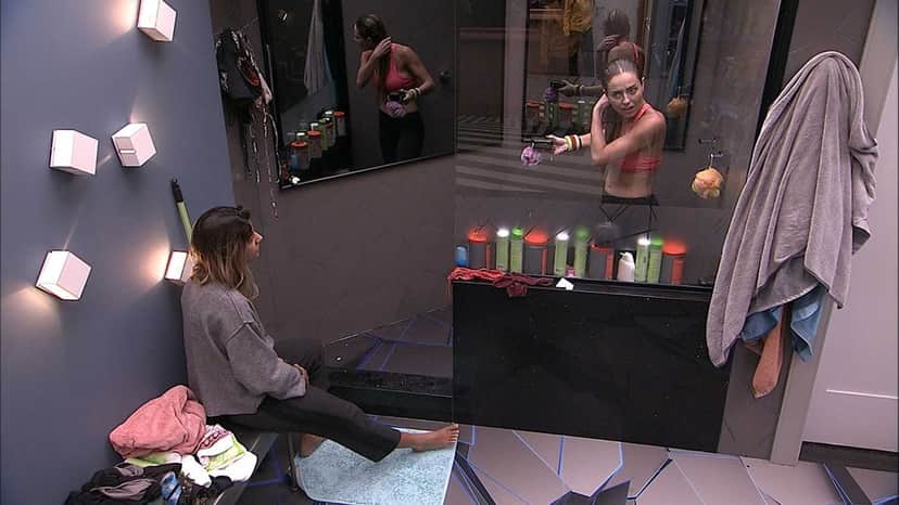 Paula conversa com Hariany no BBB19 sobre alucinações (Foto: Reprodução) Paula conversa com Hariany no BBB19 sobre alucinações (Foto: Reprodução)
