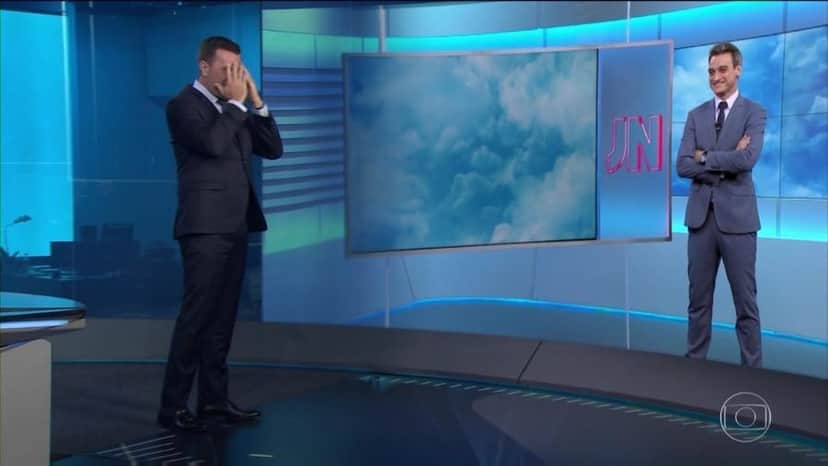 Rodrigo Bocardi esconde o rosto de vergonha ao dar "bom dia " para Tiago Scheuer no Jornal Nacional Imagem: Reprodução/TV Globo Rodrigo Bocardi esconde o rosto de vergonha ao dar "bom dia " para Tiago Scheuer no Jornal Nacional Imagem: Reprodução/TV Globo