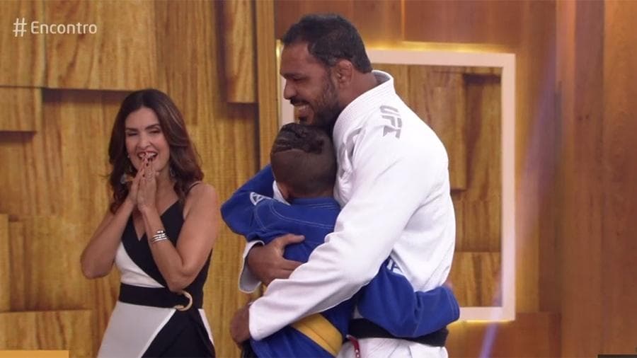 Rodrigo Minotauro surpreende o lutador mirim Enzo no Encontro (Foto: Reprodução/Globo) Rodrigo Minotauro surpreende o lutador mirim Enzo no Encontro (Foto: Reprodução/Globo)