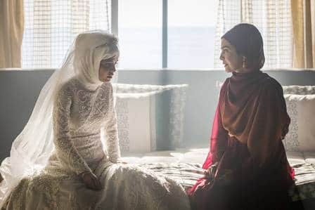 Soraia (Letícia Sabatella) conta para Laila (Julia Dalávia) sobre a morte de seu irmão, em Órfãos da Terra (Foto: Paulo Belote/ Globo/ Divulgação) Soraia (Letícia Sabatella) conta para Laila (Julia Dalávia) sobre a morte de seu irmão, em Órfãos da Terra (Foto: Paulo Belote/ Globo/ Divulgação)