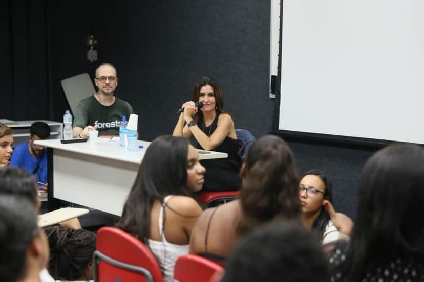 Fátima Bernardes faz palestra "encontro marcado com Fátima" na universidade Puc na Gávea no rio de janeiro para estudantes de jornalismo (Foto Agnews) Fátima Bernardes faz palestra "encontro marcado com Fátima" na universidade Puc na Gávea no rio de janeiro para estudantes de jornalismo (Foto Agnews)