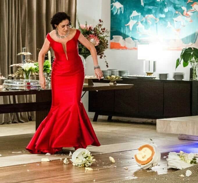 Valentina e seu vestido vermelho em O Sétimo Guardião (Foto: Reprodução/ Globo) Valentina e seu vestido vermelho em O Sétimo Guardião (Foto: Reprodução/ Globo)