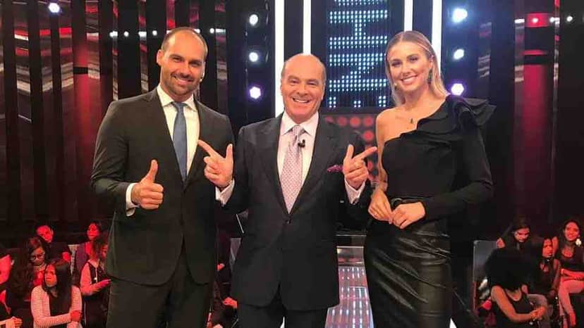 Eduardo Bolsonaro, filho do presidente Bolsonaro foi em um programa da Rede TV e falou Lula Livre (Foto: Reprodução) Eduardo Bolsonaro, filho do presidente Bolsonaro foi em um programa da Rede TV e falou Lula Livre (Foto: Reprodução)
