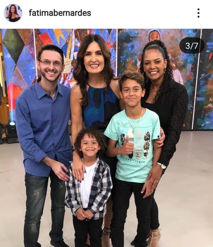 Comemorando 2 anos juntos, Túlio Gadelha dá presente surpreendente para Fátima Bernardes e a coloca contra parede Foto: Reprodução Comemorando 2 anos juntos, Túlio Gadelha dá presente surpreendente para Fátima Bernardes e a coloca contra parede Foto: Reprodução