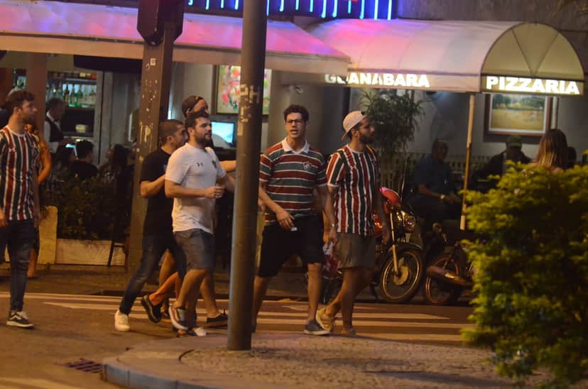José Loreto cai na farra e vai assistir jogo do Fluminense, quebrando regra de Débora Nascimento (Webert Belicio / AgNews) José Loreto cai na farra e vai assistir jogo do Fluminense, quebrando regra de Débora Nascimento (Webert Belicio / AgNews)