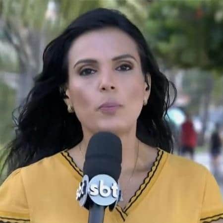 Márcia Dantas é repórter do SBT, e estava no momento do ocorrido, ao vivo cobrindo o enterro de Gabriel Diniz (Reprodução/SBT) Márcia Dantas é repórter do SBT, e estava no momento do ocorrido, ao vivo cobrindo o enterro de Gabriel Diniz (Reprodução/SBT)