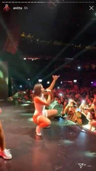 Anitta aparece com cabelo curto em show e é comparada com Bruna Marquezine (Foto: Reprodução) Anitta aparece com cabelo curto em show e é comparada com Bruna Marquezine (Foto: Reprodução)