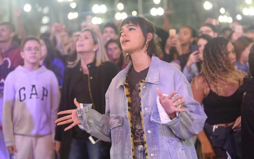 A atriz Bruna Marquezine durante show gospel de Priscilla Alcântara (Foto: Reprodução) A atriz Bruna Marquezine durante show gospel de Priscilla Alcântara (Foto: Reprodução)