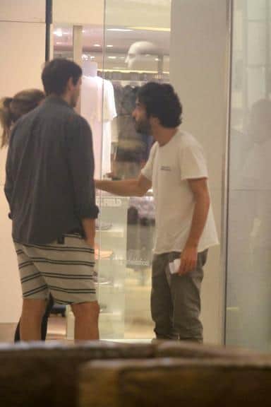 Caio Blat conversando com Adriana Esteves e Vladimir Brichta em shopping no RJ (Foto: AgNews) Caio Blat conversando com Adriana Esteves e Vladimir Brichta em shopping no RJ (Foto: AgNews)
