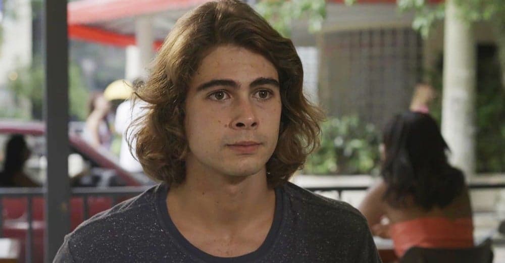 João (Rafael Vitti) não saberá como contar a verdade para Manu (Isabelle Drummond) na Globo em Verão 90 João (Rafael Vitti) não saberá como contar a verdade para Manu (Isabelle Drummond) na Globo em Verão 90