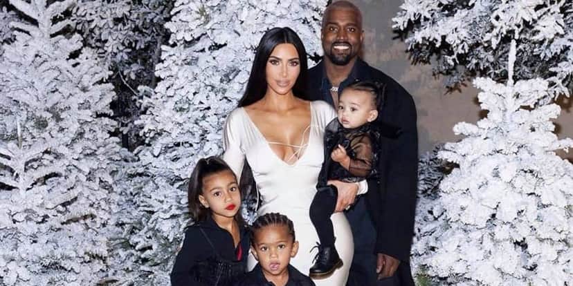Kim Kardashian e família (Foto: Reprodução) Kim Kardashian e família (Foto: Reprodução)