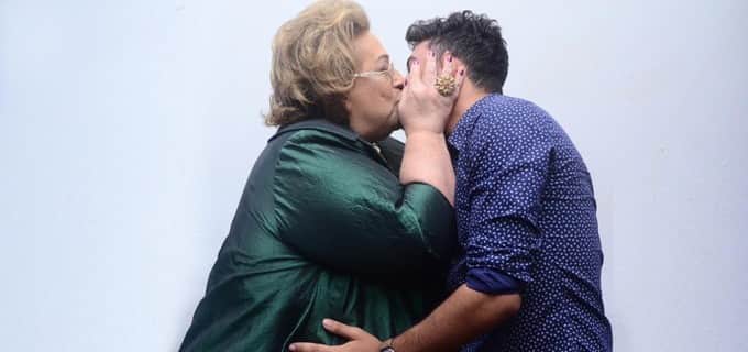 Mamma Bruschetta aos beijos com seu affair na festa de lançamento de uma linha de cosméticos. Mamma Bruschetta aos beijos com seu affair na festa de lançamento de uma linha de cosméticos.