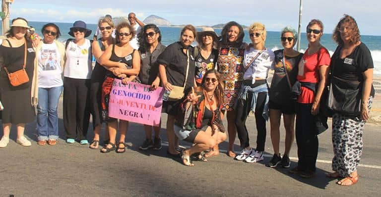 Nanda Costa participa de manifestação na zona sul do Rio com outros famosos (Foto: AgNew) Nanda Costa participa de manifestação na zona sul do Rio com outros famosos (Foto: AgNew)