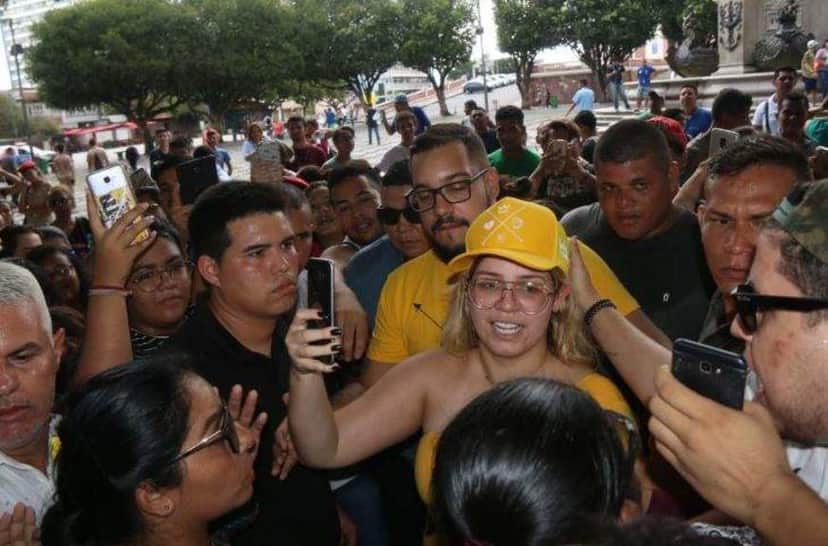 Marília Mendonça abandona show após sofrer atentado; público foge as pressas e imagens chocantes são divulgadas Foto: Reprodução Marília Mendonça abandona show após sofrer atentado; público foge as pressas e imagens chocantes são divulgadas Foto: Reprodução
