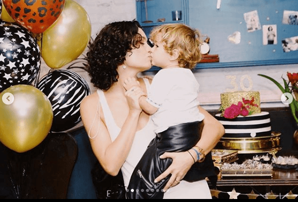 Sophie Charlotte posa em foto polêmica ao lado do filho e é atacada por especialistas: "desnecessário" Foto: Instagram Sophie Charlotte posa em foto polêmica ao lado do filho e é atacada por especialistas: "desnecessário" Foto: Instagram