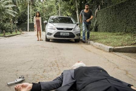 Laila e Jamil vêem Aziz agonizando em Órfãos da Terra (Foto: João Miguel Junior/Rede Globo/Divulgação) Laila e Jamil vêem Aziz agonizando em Órfãos da Terra (Foto: João Miguel Junior/Rede Globo/Divulgação)