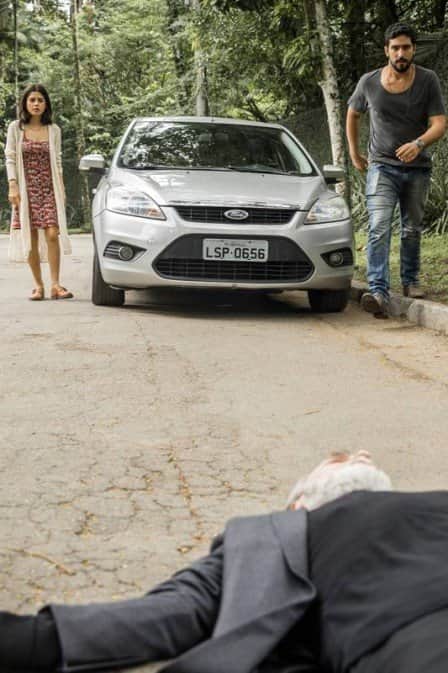 Laila e Jamil vêem Aziz agonizando em Órfãos da Terra (Foto: João Miguel Junior/Rede Globo/Divulgação) Laila e Jamil vêem Aziz agonizando em Órfãos da Terra (Foto: João Miguel Junior/Rede Globo/Divulgação)