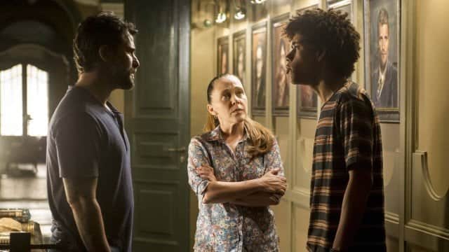 Em O Sétimo Guardião, Judith conta a Gabriel que Feijão pois tem a marca da pata do gato e será o próximo guardião-mor (Foto: João Cotta/ Globo/ Divulgação) Em O Sétimo Guardião, Judith conta a Gabriel que Feijão pois tem a marca da pata do gato e será o próximo guardião-mor (Foto: João Cotta/ Globo/ Divulgação)