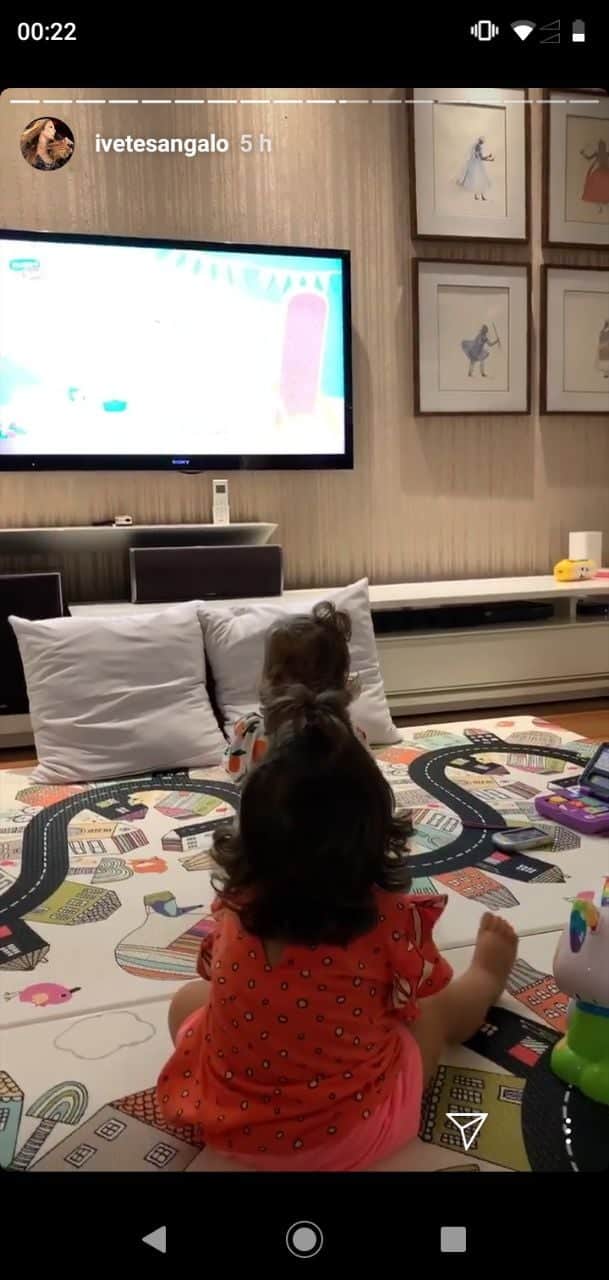 Ivete Sangalou mostrou pela primeira vez a filha depois que recebeu alta do hospital (Foto: Reprodução/Instagram) Ivete Sangalou mostrou pela primeira vez a filha depois que recebeu alta do hospital (Foto: Reprodução/Instagram)