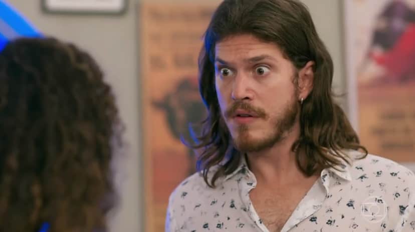 Quinzinho (Caio Paduan) não aguentará mais esconder a verdade de todos na novela Verão 90 da Globo Quinzinho (Caio Paduan) não aguentará mais esconder a verdade de todos na novela Verão 90 da Globo