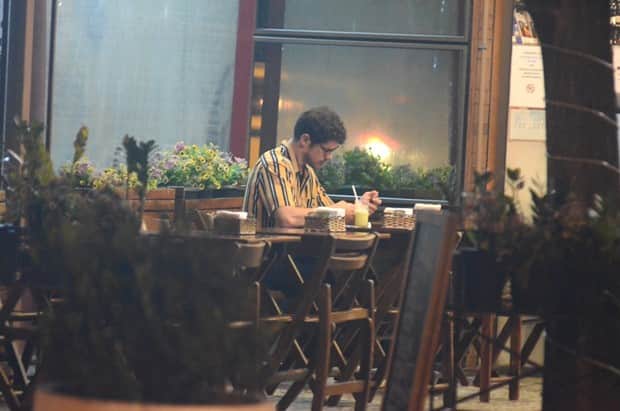 Separado de Débora Nascimento, José Loreto foi flagrado em um jantar sozinho no dia dos namorados (Foto: Webert Belicio / AgNews) Separado de Débora Nascimento, José Loreto foi flagrado em um jantar sozinho no dia dos namorados (Foto: Webert Belicio / AgNews)