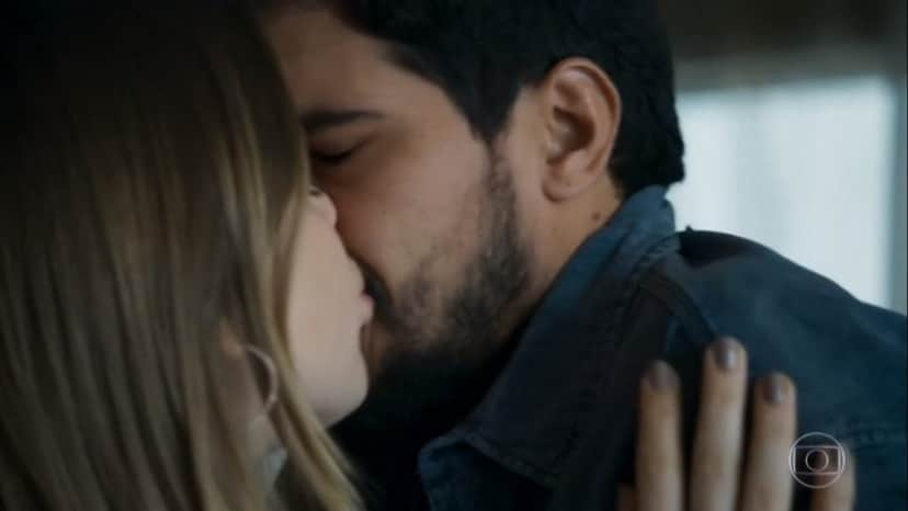 Beijo de Dalila e Jamil na novela Órfãos da Terra da Globo Beijo de Dalila e Jamil na novela Órfãos da Terra da Globo