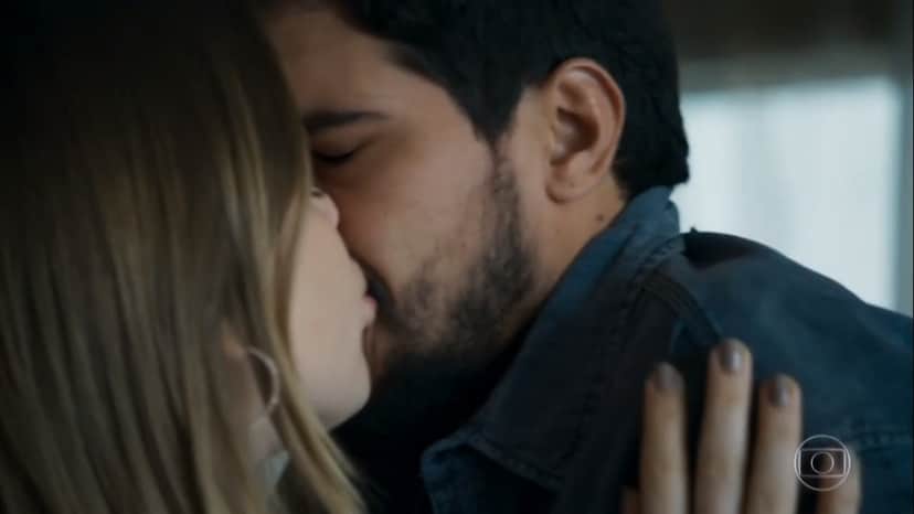 Beijo de Dalila e Jamil na novela Órfãos da Terra da Globo Beijo de Dalila e Jamil na novela Órfãos da Terra da Globo