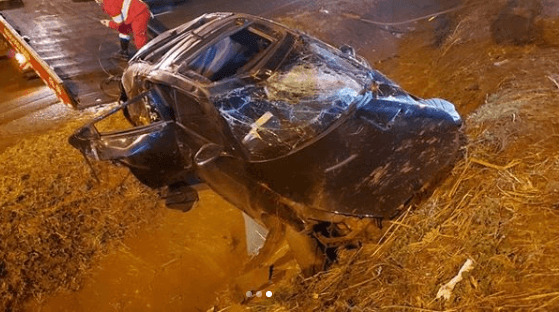Carro da dupla sertaneja ficou destruído (Foto: Reprodução) Carro da dupla sertaneja ficou destruído (Foto: Reprodução)