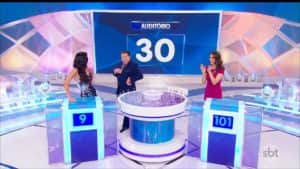 Programa Silvio Santos recebeu as apresentadoras Daniela Albuquerque, da RedeTV!, e a Chris Flores do SBT que bateu recorde de pontuação (Foto: Reprodução) Programa Silvio Santos recebeu as apresentadoras Daniela Albuquerque, da RedeTV!, e a Chris Flores do SBT que bateu recorde de pontuação (Foto: Reprodução)