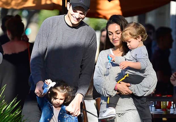 Mila Kunis, Ashton Kutcher e os filhos, Wyatt e Dimitri (Foto: Grosby (Foto: Reprodução) Mila Kunis, Ashton Kutcher e os filhos, Wyatt e Dimitri (Foto: Grosby (Foto: Reprodução)