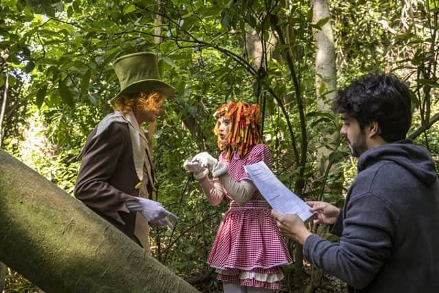 Bastidor - O diretor Diego Morais dirige Rafael Vitti e Isabelle Drummond em cena de Verão 90 (Foto: Globo/Paulo Belote) Bastidor - O diretor Diego Morais dirige Rafael Vitti e Isabelle Drummond em cena de Verão 90 (Foto: Globo/Paulo Belote)