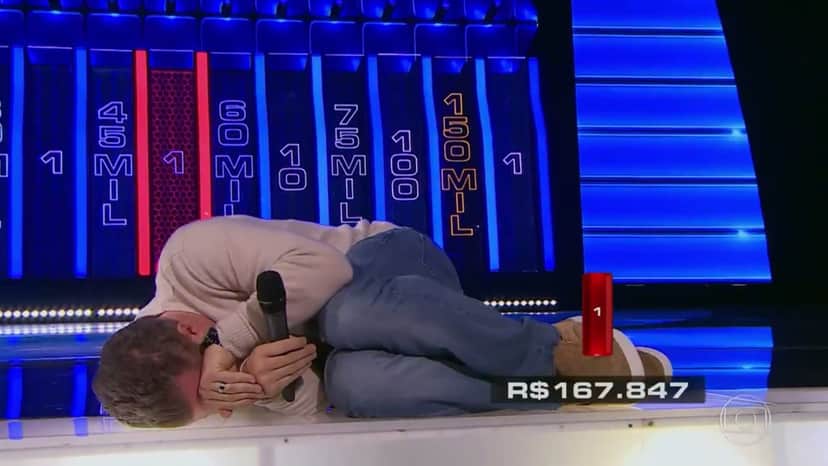Luciano Huck foi ao chão em comemoração no Caldeirão (Foto: Reprodução/Globo) Luciano Huck foi ao chão em comemoração no Caldeirão (Foto: Reprodução/Globo)