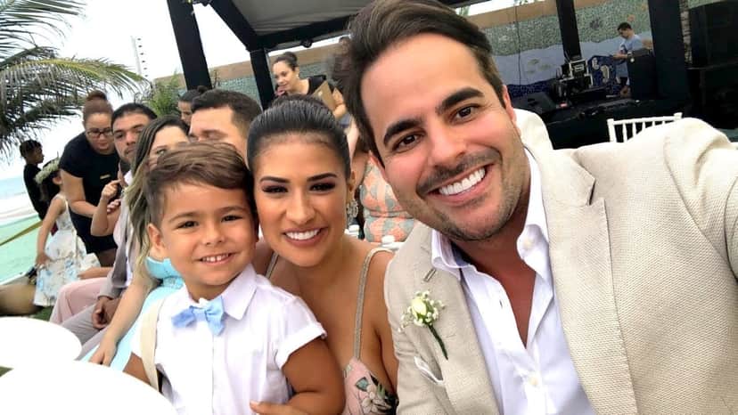 Simone é flagrada na cama com o marido, Kaká Diniz pelo filho Henry e revela apelido que recebeu do menino: "Bruxa" Foto: Reprodução Simone é flagrada na cama com o marido, Kaká Diniz pelo filho Henry e revela apelido que recebeu do menino: "Bruxa" Foto: Reprodução