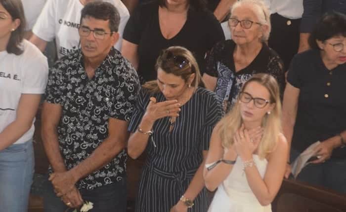 Família de Gabriel Diniz na missa de sétimo dia do cantor (Foto: Ag News) Família de Gabriel Diniz na missa de sétimo dia do cantor (Foto: Ag News)