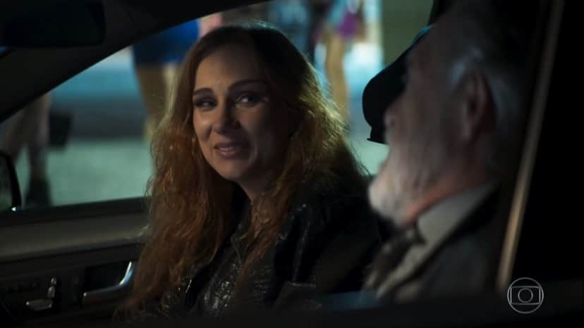 Sabrina esconde segredo da família em A Dona do Pedaço (Foto: Reprodução/Globo) Sabrina esconde segredo da família em A Dona do Pedaço (Foto: Reprodução/Globo)