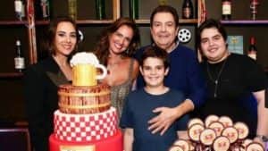 Família de Fausto Silva reunida para comemorar aniversário de 42 anos de Luciana Cardoso, mulher do apresentador (Foto: Instagram) Família de Fausto Silva reunida para comemorar aniversário de 42 anos de Luciana Cardoso, mulher do apresentador (Foto: Instagram)