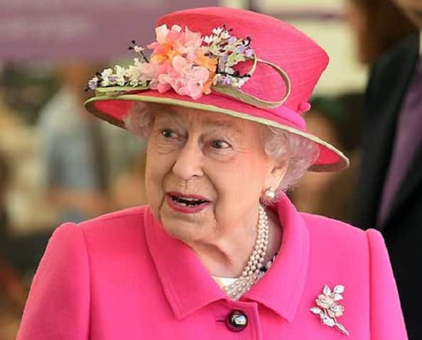 A Rainha Elizabeth II afirmou que vai abdicar do trono aos 95 anos de idade para seu filho assumir (Foto: Reprodução) A Rainha Elizabeth II afirmou que vai abdicar do trono aos 95 anos de idade para seu filho assumir (Foto: Reprodução)