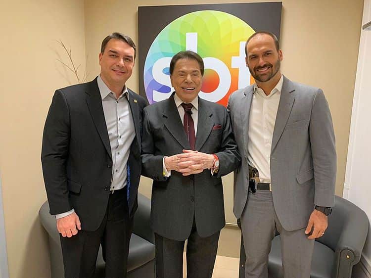 Eduardo Bolsonaro apareceu armado ao lado de Silvio Santos (Foto: Reprodução/Instagram) Eduardo Bolsonaro apareceu armado ao lado de Silvio Santos (Foto: Reprodução/Instagram)