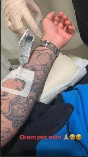 Kevinho surgiu em registro sendo medicado dentro do hospital (Foto: Reprodução/ Instagram) Kevinho surgiu em registro sendo medicado dentro do hospital (Foto: Reprodução/ Instagram)