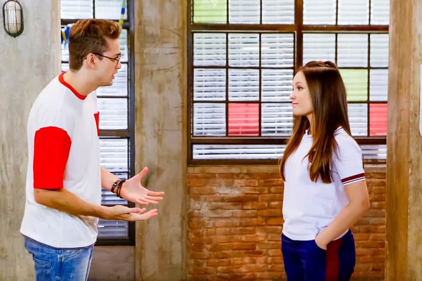 Mirela conta para Vini que terminou com Luca em As Aventuras de Poliana Mirela conta para Vini que terminou com Luca em As Aventuras de Poliana