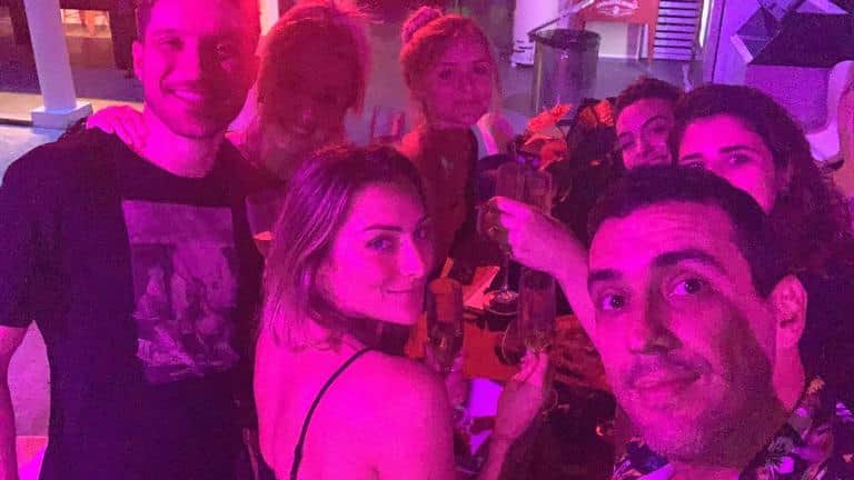Andre Marques com sua nova namorada, a atriz Sofia Starling durante uma festa na casa do apresentador da Globo (Imagens: Instagram) Andre Marques com sua nova namorada, a atriz Sofia Starling durante uma festa na casa do apresentador da Globo (Imagens: Instagram)