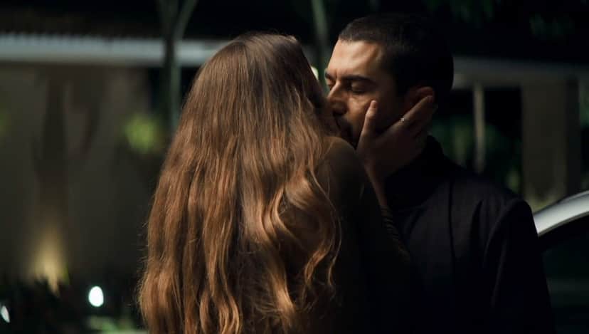 Fabiana e Camilo aos beijos em cena de A Dona do Pedaço (Foto: Reprodução) Fabiana e Camilo aos beijos em cena de A Dona do Pedaço (Foto: Reprodução)