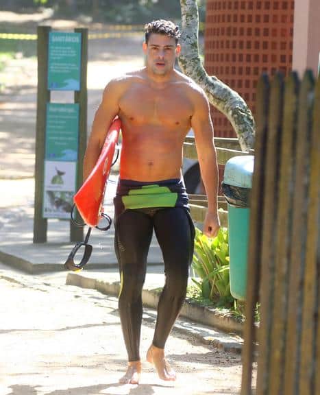Na praia, Cauã Reymond exibe corpão em dia de surfe / Agnews Na praia, Cauã Reymond exibe corpão em dia de surfe / Agnews