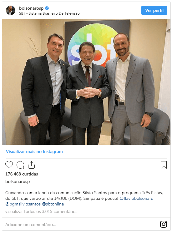 Eduardo Bolsonaro, Silvio Santos e Flávio Bolsonaro nos estúdios do SBT Eduardo Bolsonaro, Silvio Santos e Flávio Bolsonaro nos estúdios do SBT