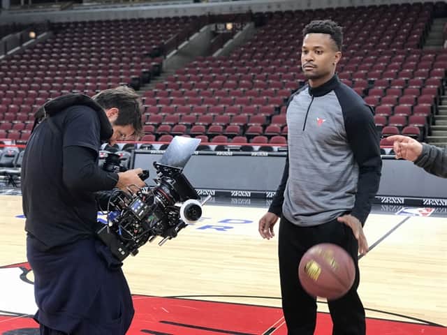 Ramon (David Junior) grava para novela das sete na quadra do Chicago Bulls, em Chicago (Foto: Globo/Divulgação) Ramon (David Junior) grava para novela das sete na quadra do Chicago Bulls, em Chicago (Foto: Globo/Divulgação)