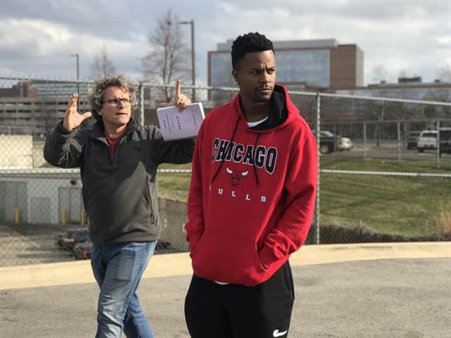 O diretor Luiz Henrique Rios dirige David Junior (Ramon) em gravação de Bom Sucesso em Chicago (Foto: Globo/Divulgação) O diretor Luiz Henrique Rios dirige David Junior (Ramon) em gravação de Bom Sucesso em Chicago (Foto: Globo/Divulgação)