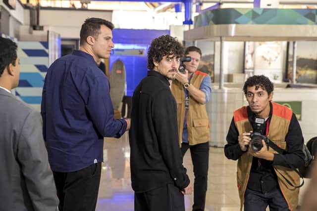 Jerônimo (Jesuíta Barbosa) é preso e deportado para o Brasil em Verão 90 (Foto: Globo/João Cotta) Jerônimo (Jesuíta Barbosa) é preso e deportado para o Brasil em Verão 90 (Foto: Globo/João Cotta)