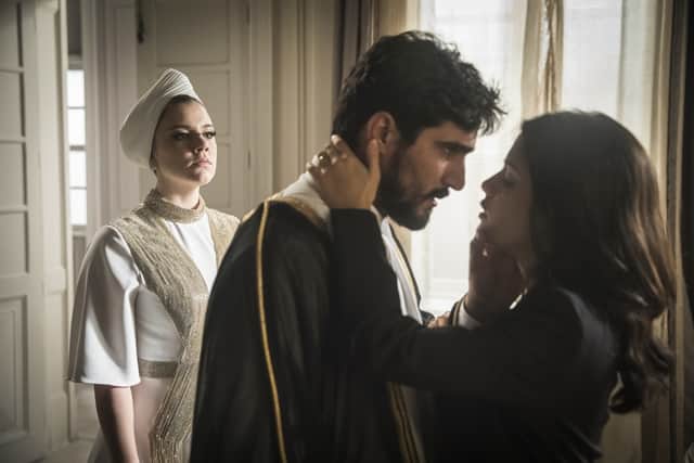 Jamil (Renato Góes) e Laila (Julia Dalavia) são flagrados por Dalila (Alice Wegman) durante encontro em Órfãos da Terra (Foto: Globo/Victor Pollak) Jamil (Renato Góes) e Laila (Julia Dalavia) são flagrados por Dalila (Alice Wegman) durante encontro em Órfãos da Terra (Foto: Globo/Victor Pollak)