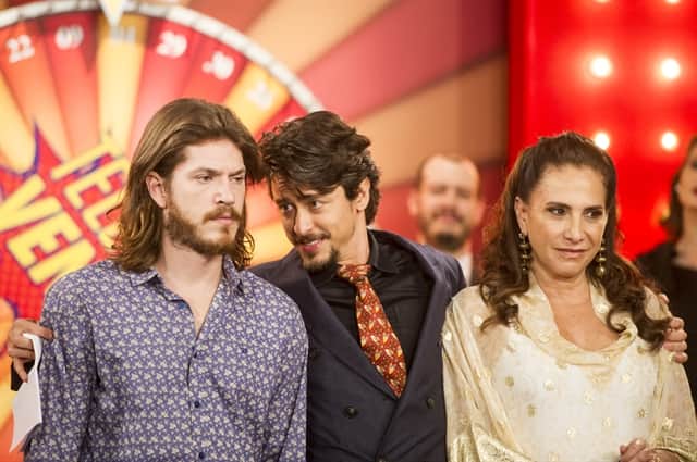 Jerônimo (Jesuíta Barbosa), cínico, agradecendo Mercedes (Totia Meireles) e Quinzinho (Caio Paduan) em Verão 90 (Foto: Globo/João Cotta) Jerônimo (Jesuíta Barbosa), cínico, agradecendo Mercedes (Totia Meireles) e Quinzinho (Caio Paduan) em Verão 90 (Foto: Globo/João Cotta)